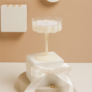 Candela in bicchiere bianco