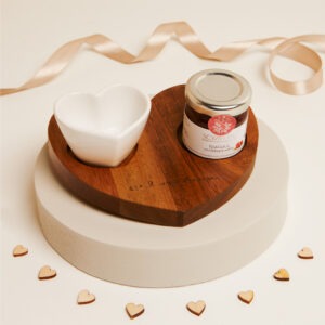 Vassoio forma cuore con ciotolina cuore e marmellata fragola