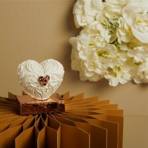 CUORE IN GESSO SU BASE ORO ROSA CON APPLICAZIONE