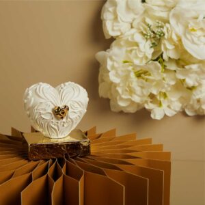 CUORE IN GESSO SU BASE ORO CON APPLICAZIONE