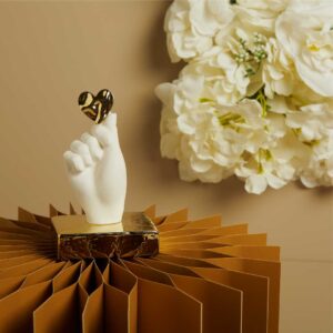 MANO IN GESSO SU BASE ORO CON CUORE
