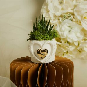 VASETTO CUORE CON APPLICAZIONE ORO E PIANTINA CON MUSCHIO