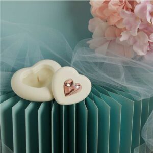 SCATOLINA CUORE CON CANDELA E APPLICAZIONE ROSA